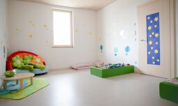 Schlaufraum Caritas Kinderhaus mit mehreren Schlafelementen | © Thomas Hofbauer - Hofbauer Photoart
